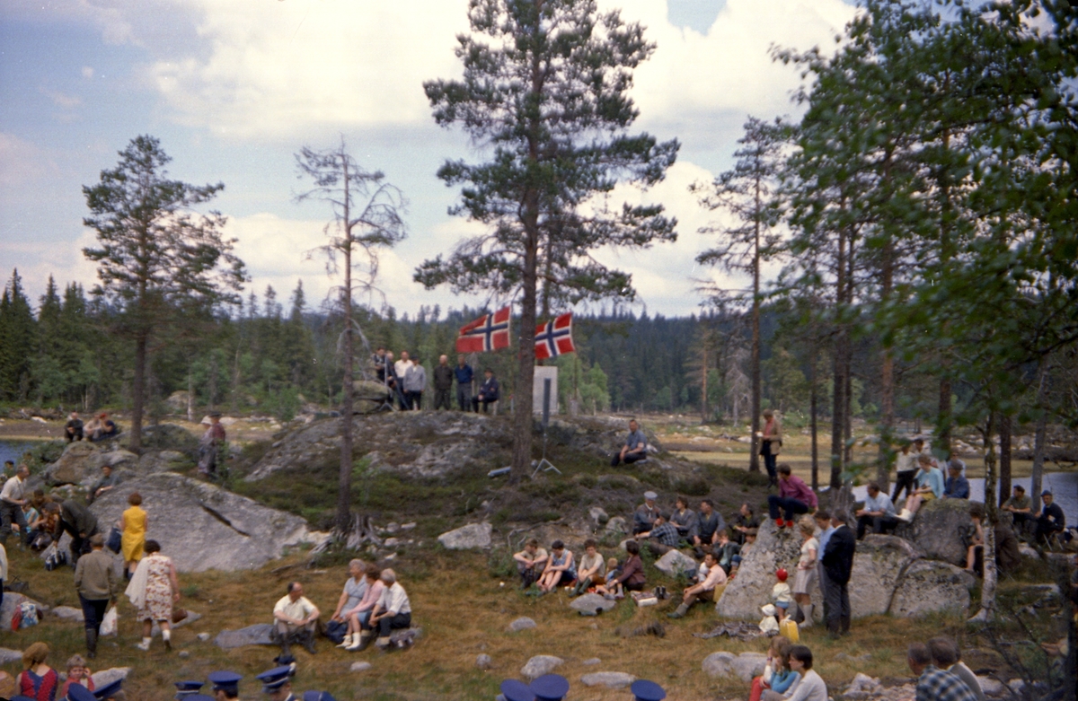 Krigsminnesmerke. Minnesmerkeavdukning ved Målervatnet i Romedal Almenning, 1967. Til minne om våpenslipp 03. 03. 1945 som ble brukt under frigjøringskampen. 
