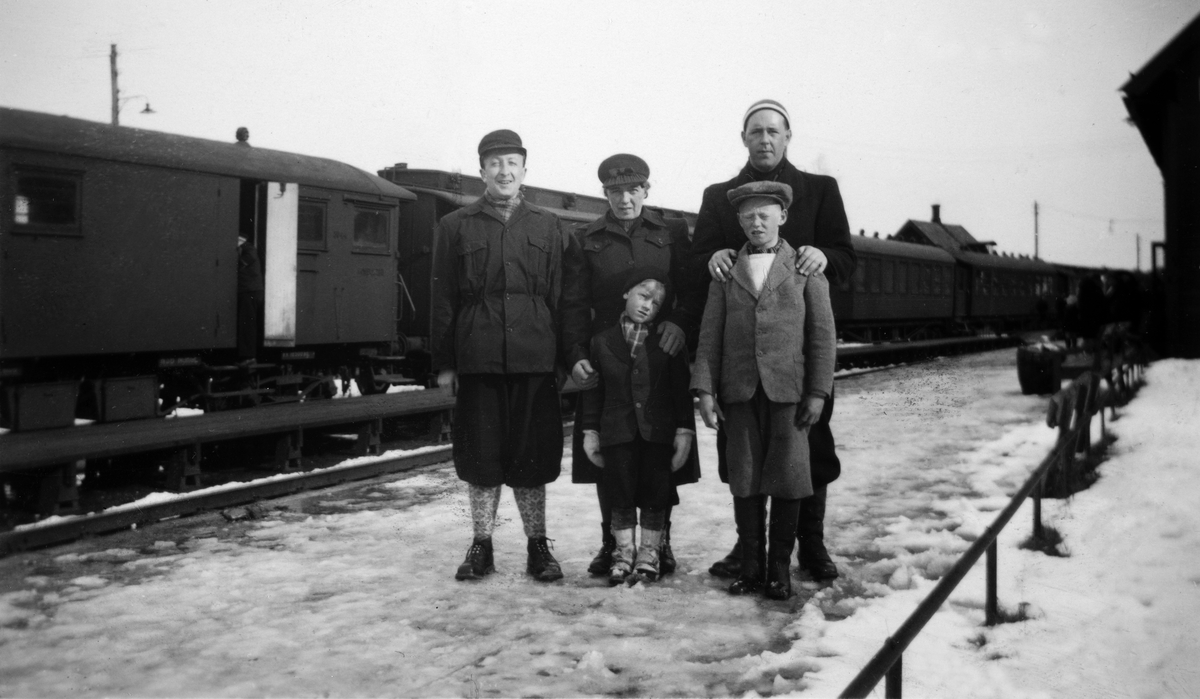 Espa jernbanestasjon 1945 eller1946. Guttene på bildet har møtt opp på stasjonen for å møte påskegjester fra Oslo. Foran f. v. Kjell Tillmers f. 1940 og broren Arne Østby f. 1935. Bak f. v. Per Haugen, Harriet Gullin og Erik Gullin. De to guttene er kommet fra Solbakken. 