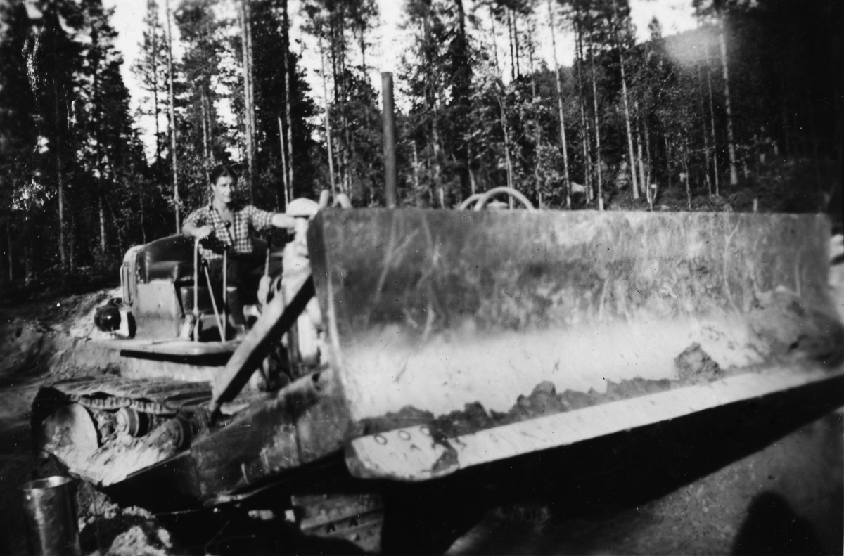 Vegvesenet i Hedmark fikk sin første bulldoser i 1947-1948, en Caterpillar på 15–16 tonn med hydraulisk skjær. Melvin Lunde fra Ottestad var fører og instruktør. Her fra vegbygging i Atndalen i 1948, antakelig mellom Straumbu og Nesset. Bulldoseren ble frakta med tog til Stai og gikk derfra på egne transportbelter i dagesvis i ulendt terreng opp til anleggsområdet sør for Straumbu. Se for øvrig artikkel i Gammalt frå Stange og Romedal 2011. 