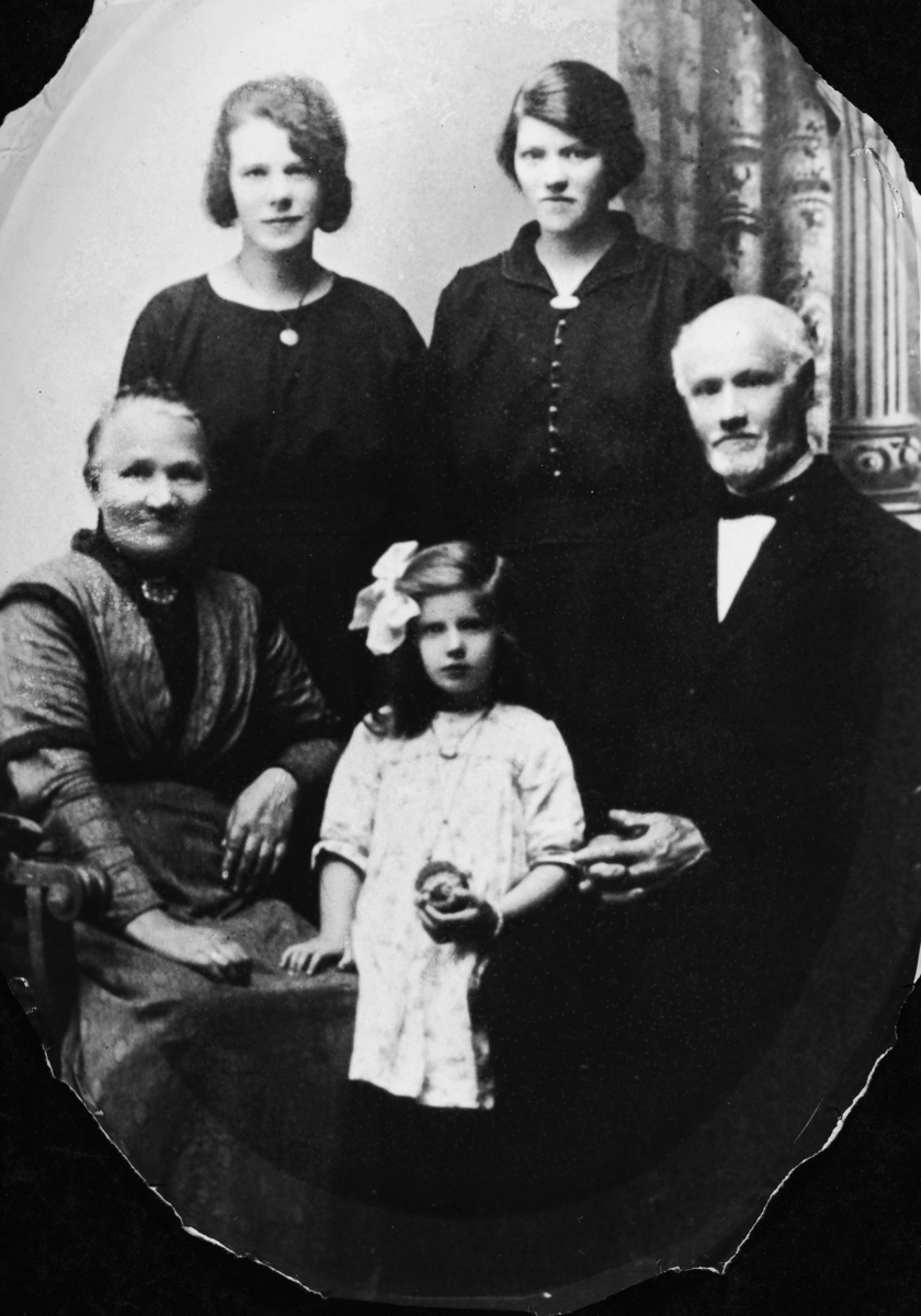 Foran f. v. Alice Kristiansen, Lise, Anton Kristiansen. Bak f. v. Klara g. m tannlege Brun i Furnes, ukjent (mor til Lise. ) FamiliegruppeBodde på Granlund v/ Skjerden. ca 1925. 