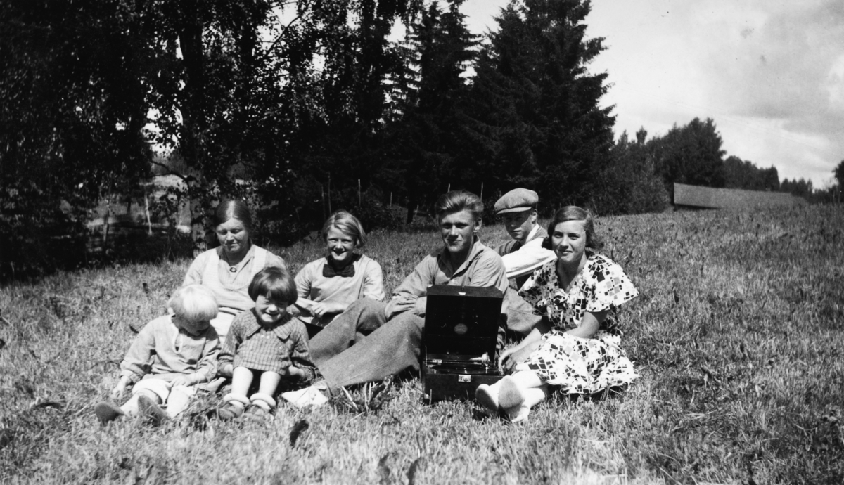 Strandtur, 1934. Sveivegrammafon, platespiller. 
Foran Klara Roksvold, Margit Roksvold, Helene Hågensen fra Stange. Bak f. v Thora Roksvold, Borghild Roksvold, Alf Roksvold og Mikkel Roksvold