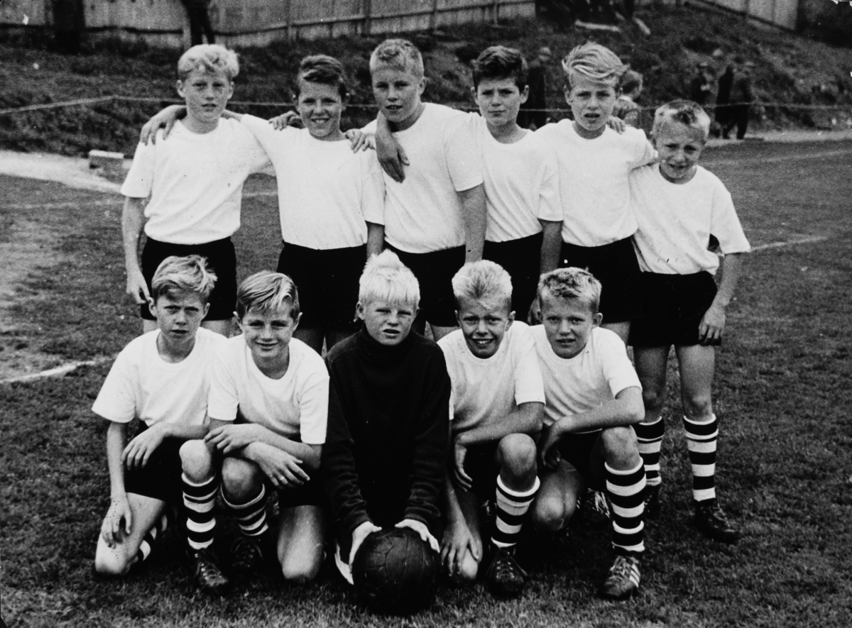 Ottestad idrettslag, fotball. Guttelag ca. 1960-65. Foran f. v Arve Kristiansen, Erik Westrum, Jan Thore Dalbakk, Bengt Rasmussen og Vidar Furulund. Bak f. v. Tom Karlsen, Ivar Larsen, Øystein Grindal, Finn Snarud, Åge Nerhagen og Johnny Olsen