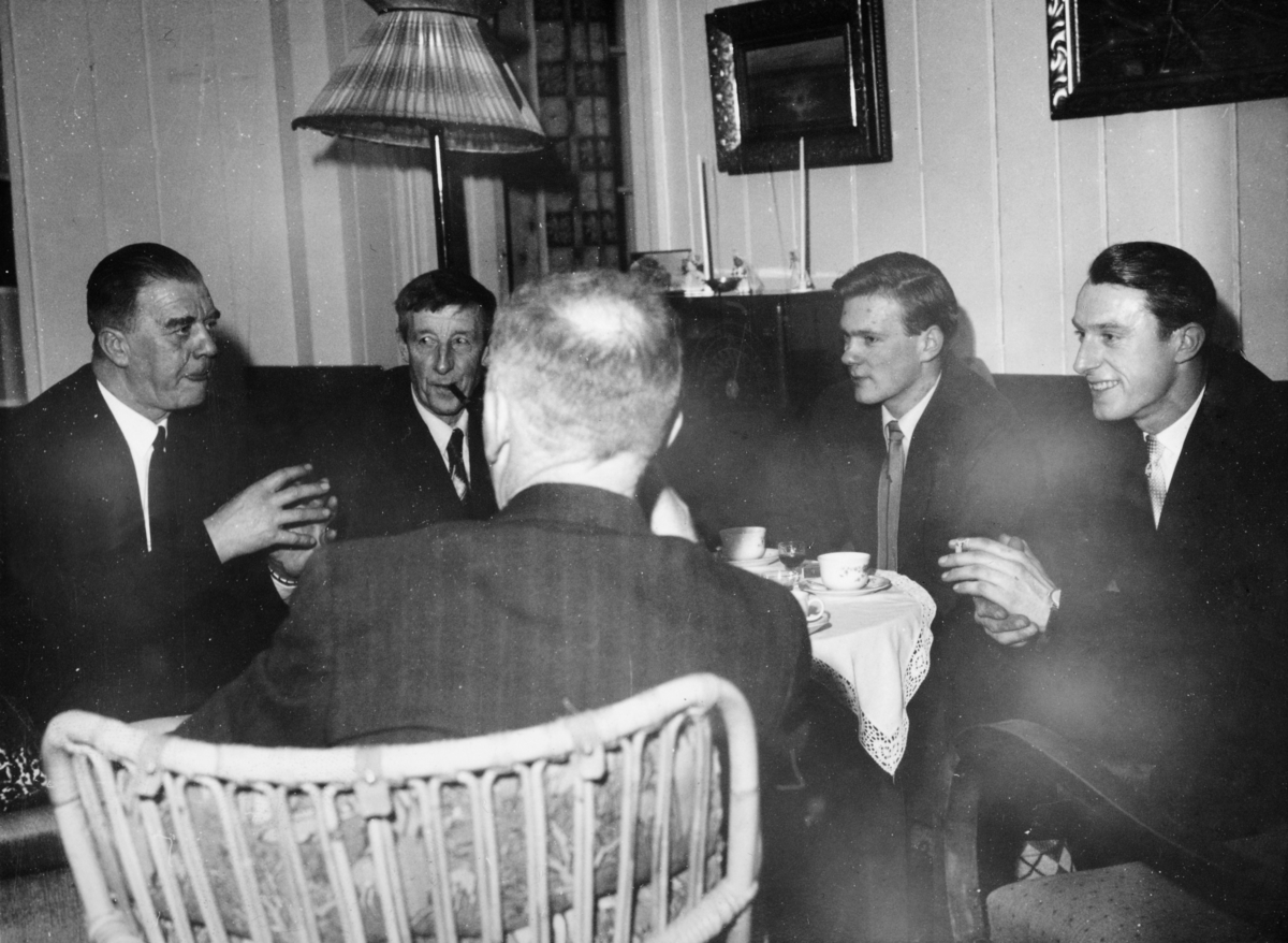 Nordvi gard i Stange. 1959. Utdeling av medalje for lang og tro tjeneste. Ordfører i Stange Arnljot Johnstad t. v. Ved siden av Ordfører Johnstad sitter Ingmar Sangen, Terje Rustad og Trygve Svestad. Antakelig Arne Grindborg som sitter med ryggen til kamera