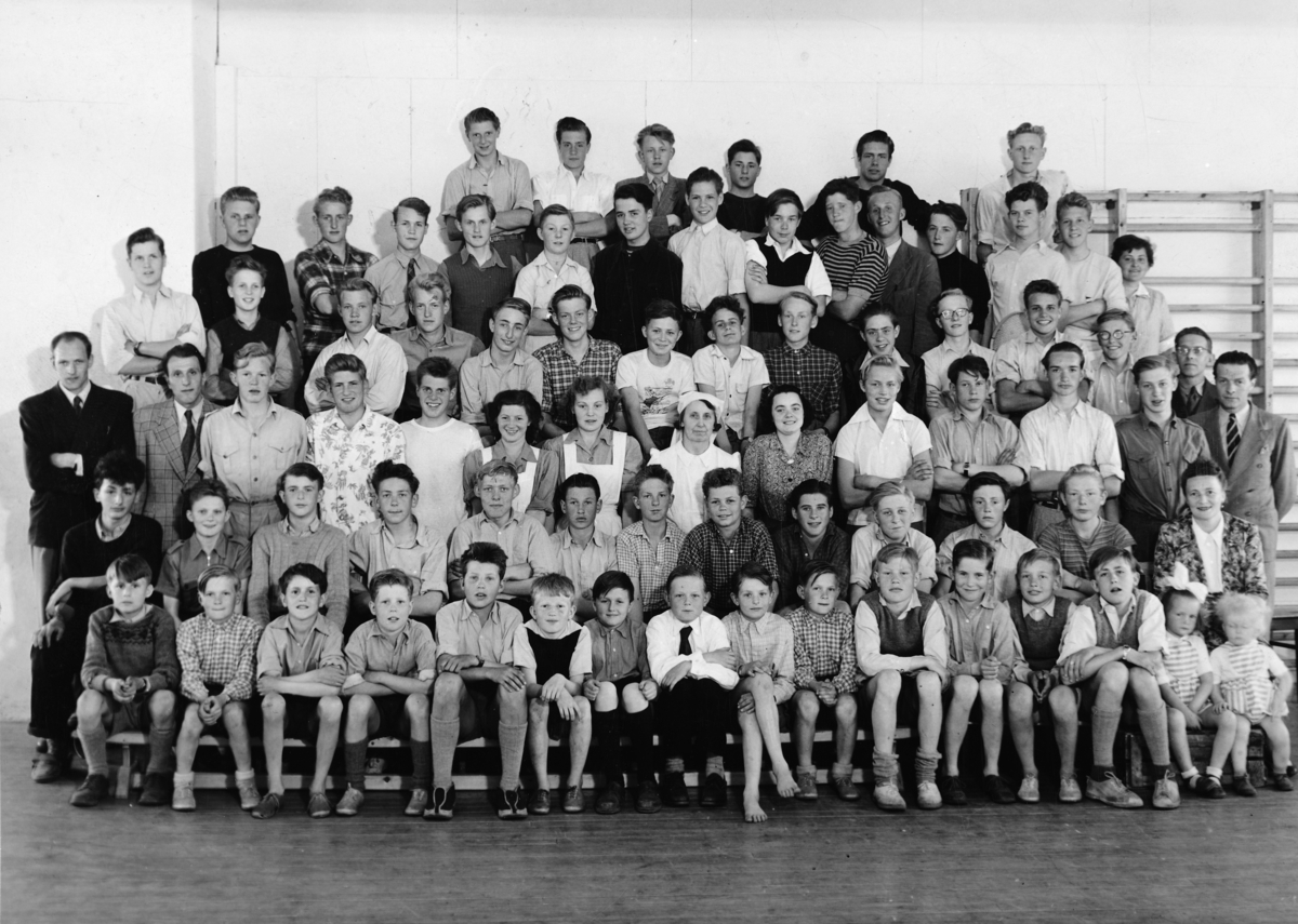 Eckboskole 1949-1950. Skolebilde, elever og lærere. Ukjente. Eckbo-skolen på Grimerud gard i Ottestad, Stange. Kostskole. 
