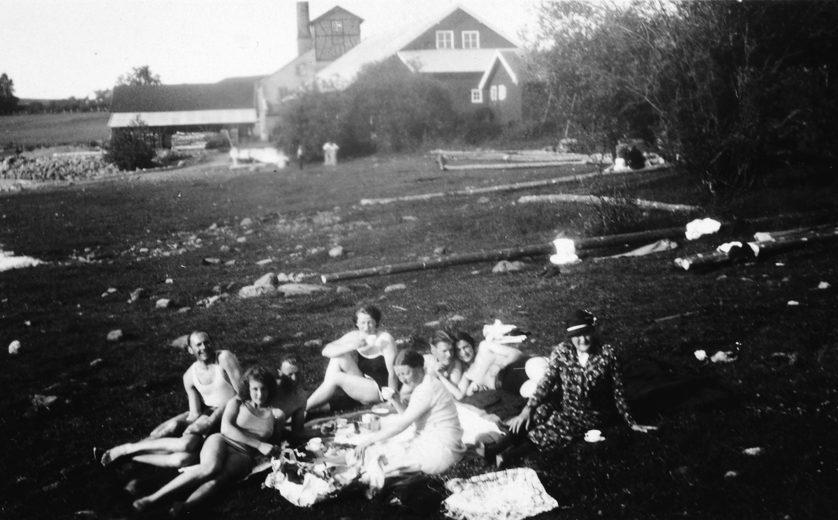 Picknic på stranda ved Atlungstad Brenneri ca. 1938. Nr. 3 fra v. Birger Ingstad, Arnfrid Ingstad, Bergliot Ingstad, Tormod Johnstad, Svanhild Ingstad og mor Gyda Ingstad f. Holther. 