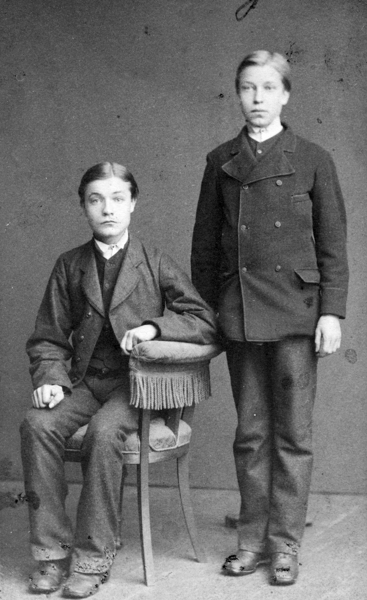 fra v. Bernt Andreas Ingstad (1865-1945)Løten-Hamar, broren Johan Ingstad (1868-1916) Løten-Sjoa. 
Fotografert hos Adam Felix Polaczek, Nedre Slotsgade no. 19, Christiania. 