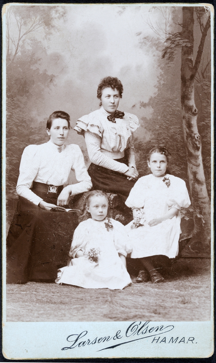 F. v Foran Anna Holther f.  12. 02. 1890 og Ingeborg Holther f. 1884. Bak ukjent(Bertha eller Helga?) og Gyda Holther f.  10. 09. 1875 i Gjøvik/Vatrdal -d. 28. 07. 1947 i Ottestad. 