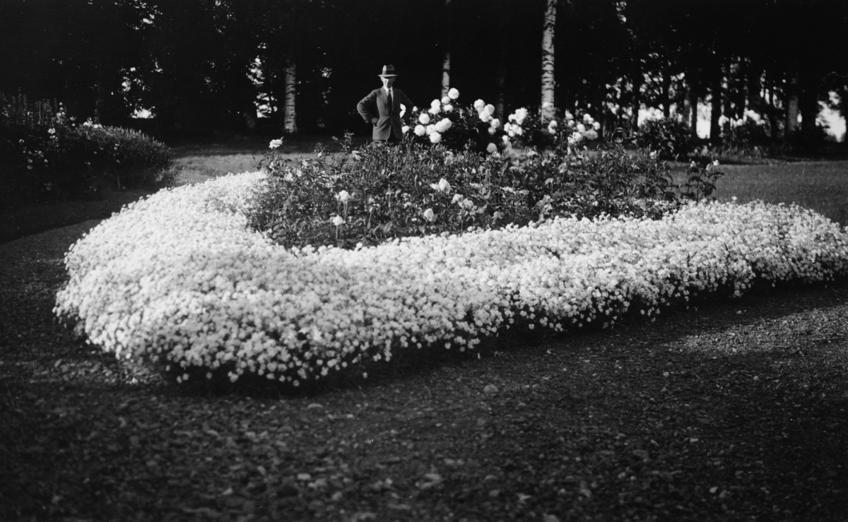 Rittmester Eugen Johansen i hagen på Atlungstad gård i Stange. 