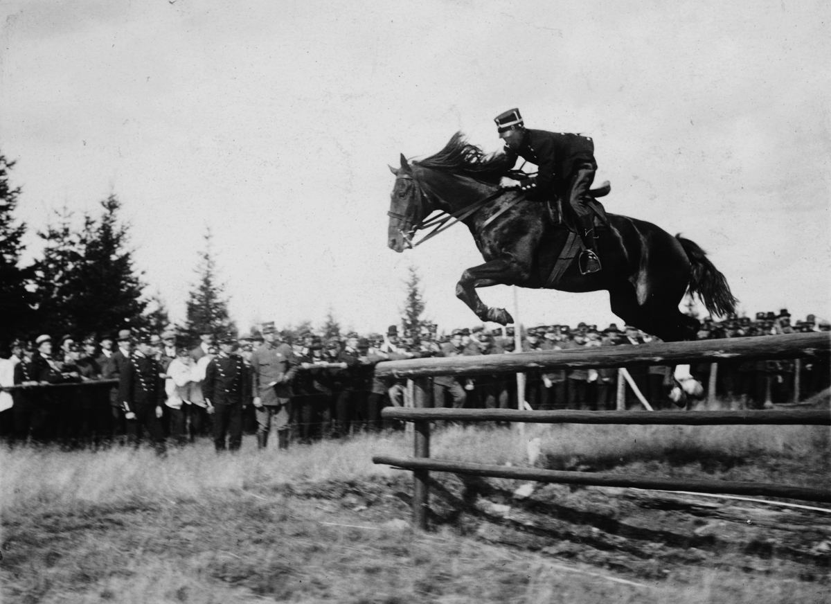 Rittmester Eugen Johansen, sammen med hesten Nøkken. Sprangridning, Hinder hopp. Her i Kongepokal stevne i 1922. Som han vant. 