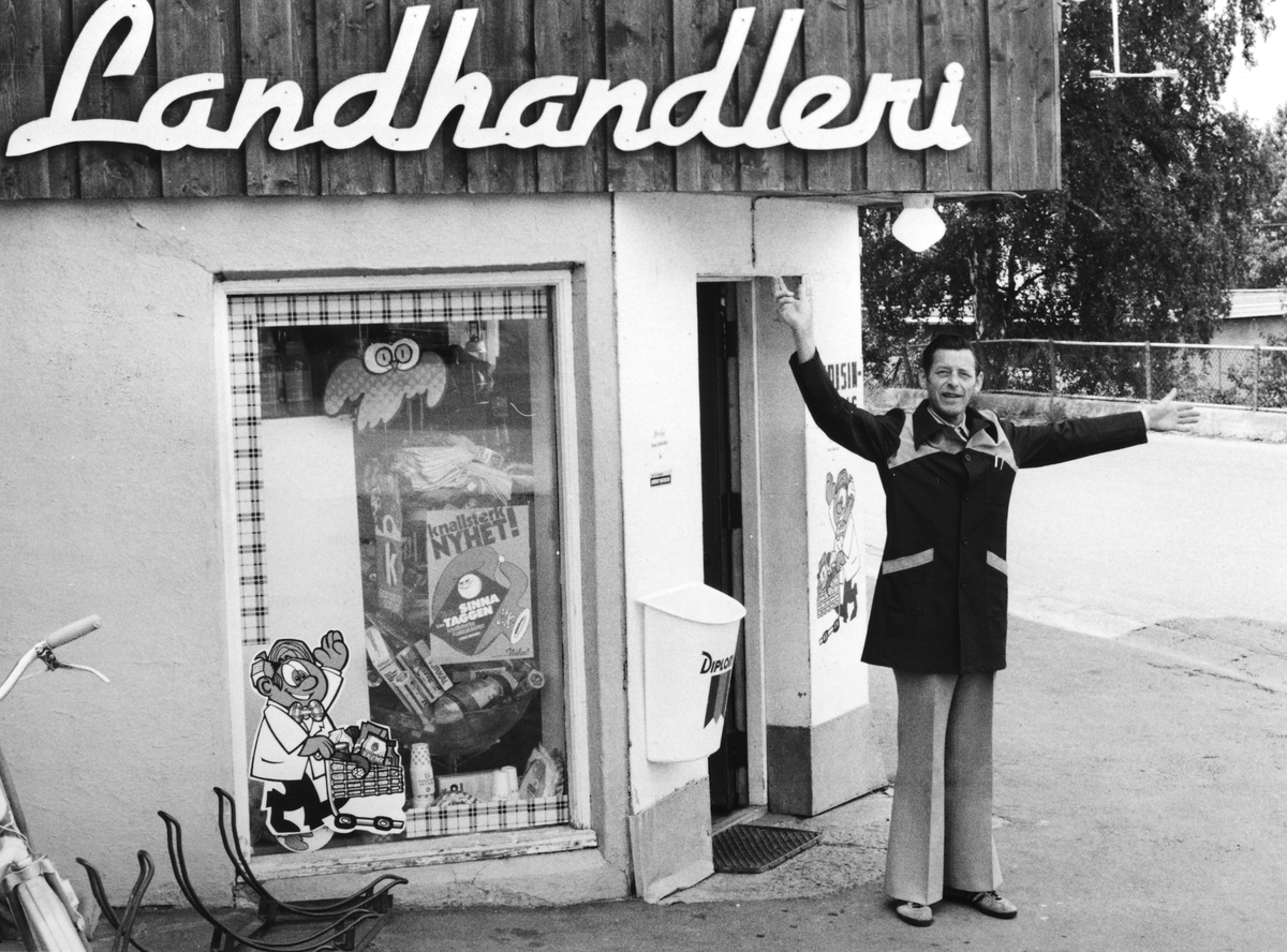 Rusten Landhandleri på Espa.  tidlig på 1970-tallet. Kjøpmannn Odvar Rusten. utenfor butikken, vindu med reklame. 
Flere opplysninger se boka "Handelsteder i Stange" skrevet av Jan Arne Berg, utgitt av Stange Historielag 2012