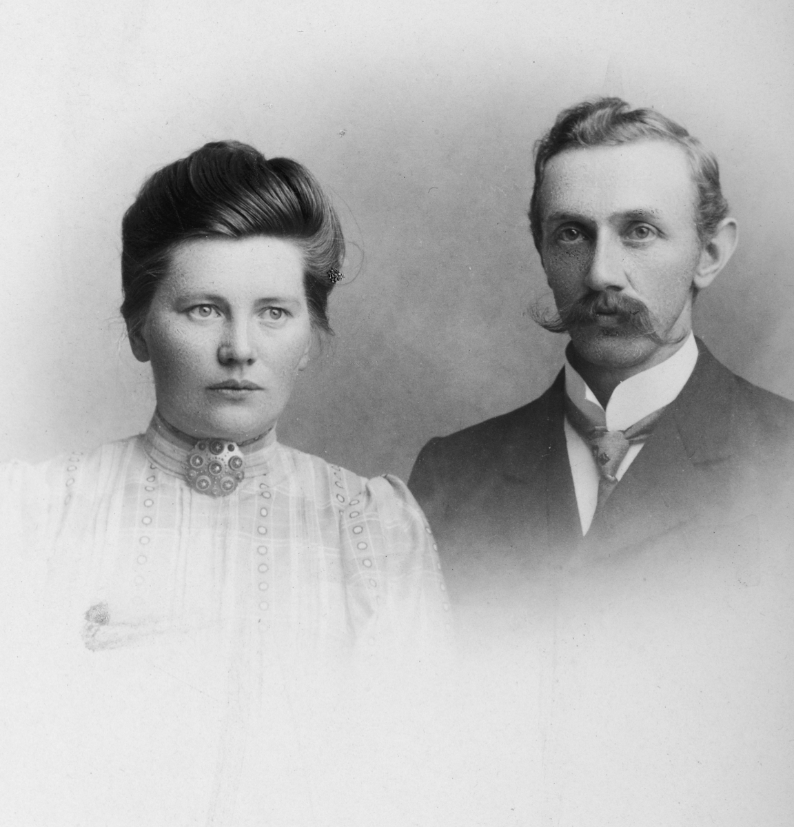Signe Marie Hestnes og Kristian Hestnes, Tangen ca. 1915/20. De drev Arnesveen Handel på Tangen
Flere opplysninger se boka "Handelssteder i Stange" skrevet av Jan Arne Berg, utgitt av Stange Historielag 2012