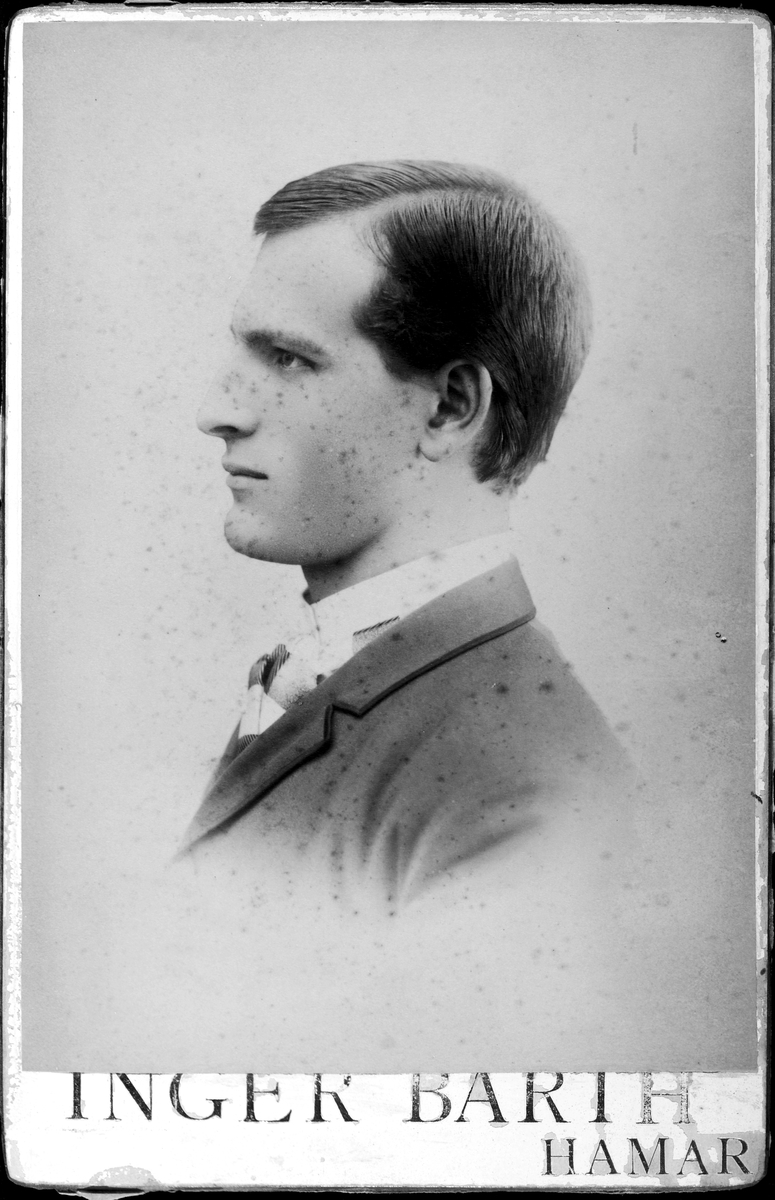 Portrett Hans Hoel ca. 1900, H. Hoels Landhandel på Ottestad, (f. 1908) Kjøpmann på Granly g. nr. 47 b. nr. 2
Flere opplysninger se boka "Handelssteder i Stange" skrevet av Jan Arne Berg, utgitt av Stange Historielag 2012