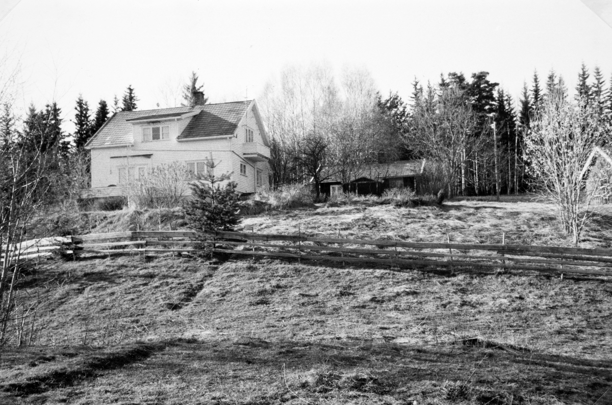 Sætersberget i Vallset. Nybygningen fra 1950-tallet og gammelstua og uthus. Sett fra syd. 