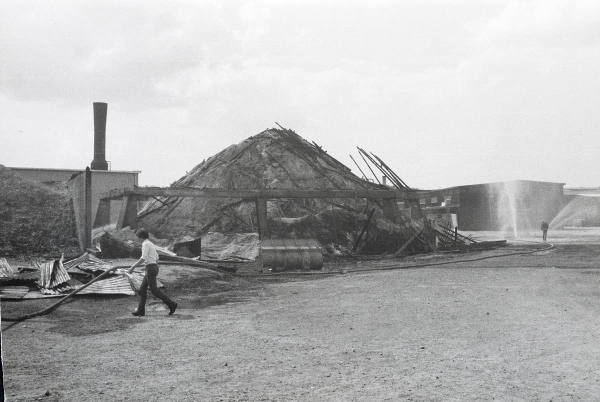 Støsaga i Vallset. Vallset sag og høvleri. Storbrannen 15. juni 1980. Sagmannskaper er med på etterslokking. Her sto sagflishuset. 
