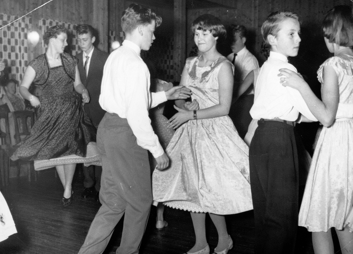 Nordvang forsamlingslokale på Espa i Stange. Danseskole ca. 1959. På bildet sees Odvar Stensrud, Ingvild Sessing, Dyre Saxrud, Ole Bråthen, Odd Blystad, Sonja Engen og Anne Marie Engen, ukjent plassering. 