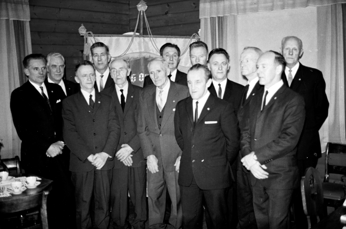 Neptun, forsamlingslokale, Espa, Stange. Espa Sag og Høvleriforening, jubileum. F. v. Einar Johnsen, Bjarne Weensvangen, Kristian Martiniussen, Alf Bråthen, Oskar Brodal, Kasper Johnsen, Ivar Vestli, Odd Olsen, Ove Engen, Arne Martiniussen, Einar Strand, Bjarne Lien, Fritz Mørk.