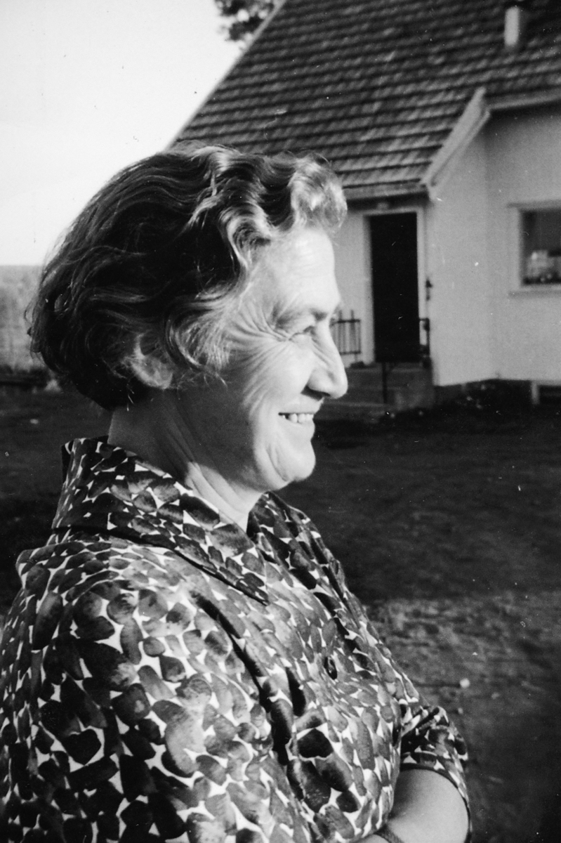 Karen Skjønsberg f. 1914. Kommunepolitiker. Satt 8 år i Romedal kommunestyre og 12 år i Stange komunestyre. Bildet er tatt i Grøndal (ved Ilseng)