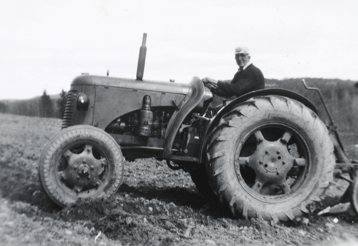 Andreas Myhre, traktor David Brown, pløying, våronn. 1956