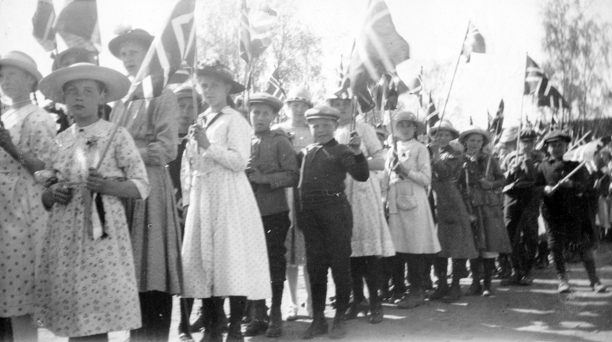 17. mai-tog, barnetog, flagg. Tangen, Ca. 1914. 