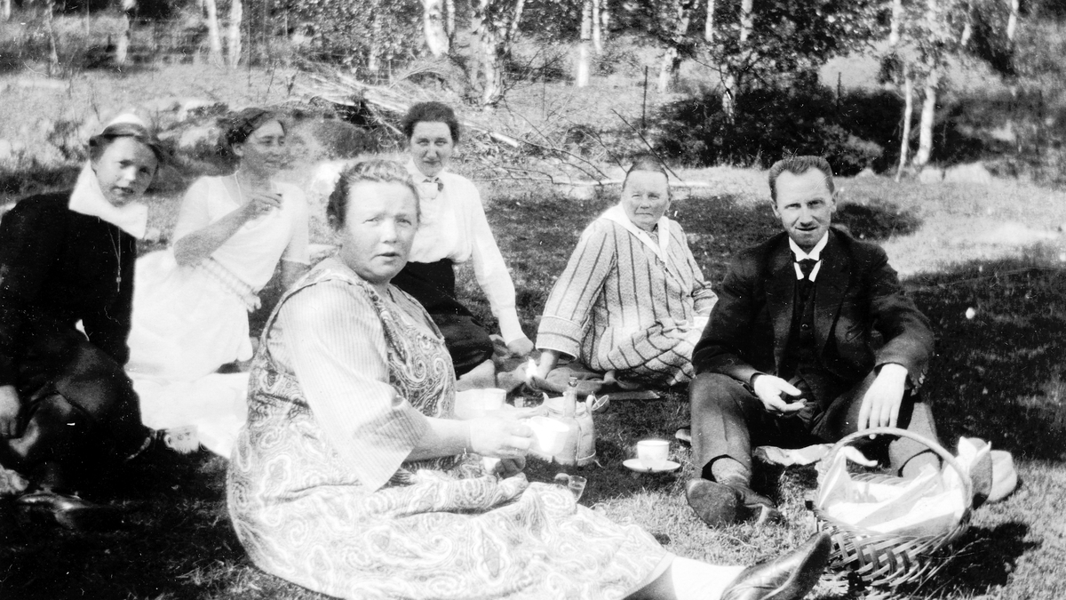 Tangen. Utflukt i Grislykkja. Nistekurv, måltid. F. v. Borghild Olsen,, ukjent, Hilda Nikoline Lundby, Lolly(?) Lundby, ..... Olsen, Ingvald Lundby. 