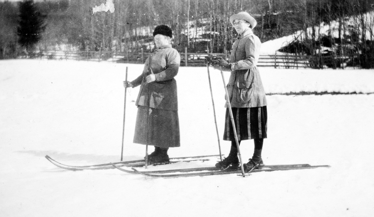 Hilda Nikoline Lundby og Anna Furuseth (søsken) på skitur på 1920-tallet. 
Ski og staver, kvinnedrakter. 