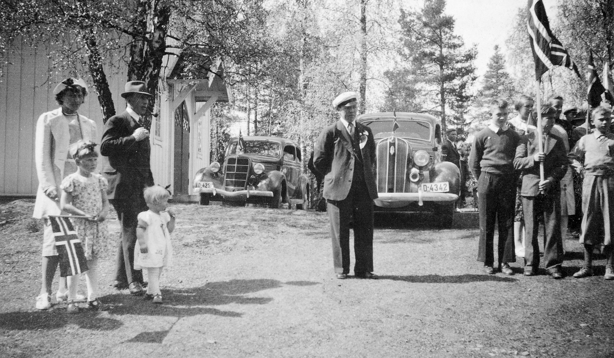 17. mai-feiring på Tangen 1935-1940. Gunnar Lundby i sangerlue. Han sang i Tangen mannskor. 