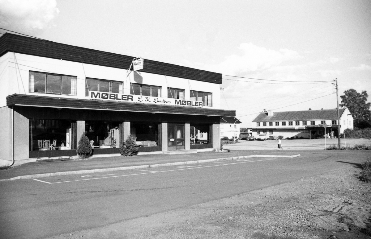 L. K. Lundberg, møbelforretning i Skolegata på Stange, ca. 1990. Gr. nr. 96, br. nr. 32.  T. h Knut Brovold kolonialbutikk, tidl. Anton Brovolds pølsemakeri. 

Flere opplysninger se boka "Handelsforretninger i Stangeby`n med omegn" skrevet av Jan Arne Berg, utgitt av Stange Historielag 2013. 