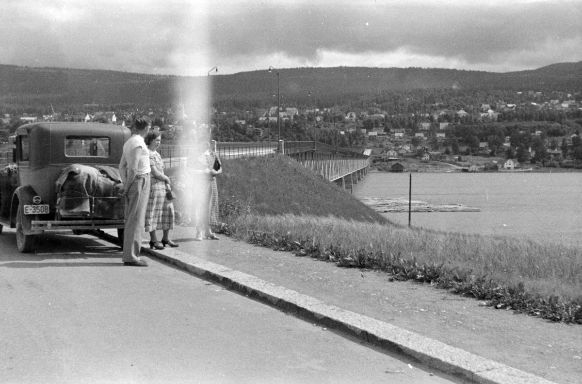 Vingnesbrua, Lillehammer. BIL E-3508. Ford A 1930-31. I Norges Bilbok 1935 står E-3508 som Ford 1931 på Rudolf Hølstad, Skreia.