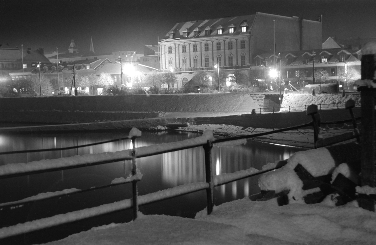 Hamar, jernbaneundergangen ved Victoria hotel, sett fra Jernbanebrygga, gatekys, vinter, 

