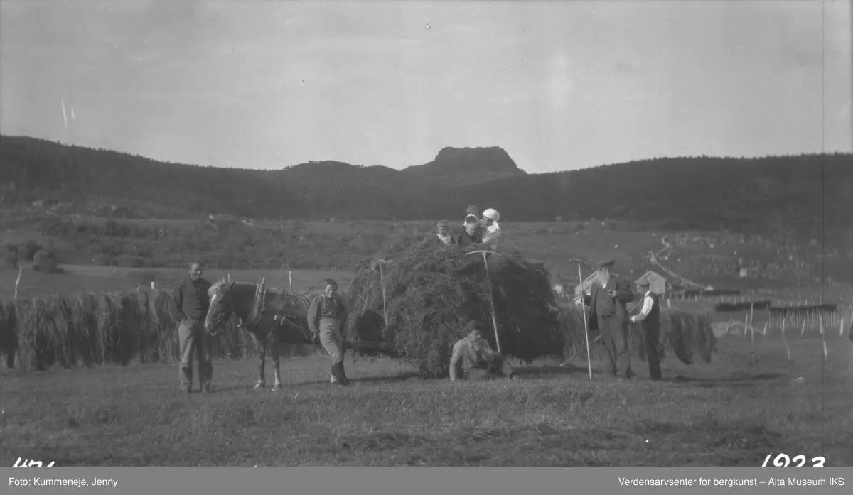Johannes Hansen Kummeneje i gruppebilde fra arbeid med høyslåte. 1923