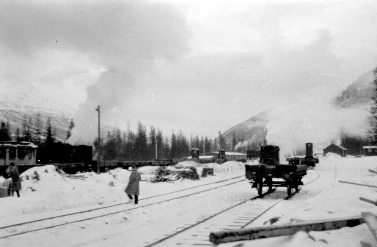 NORGES STATSBANER, NORDLANDSBANEN, Dunderland stasjon 8. desember 1947, foto tatt i forbindelse med åpningen til Lønsdal samme dag.. 