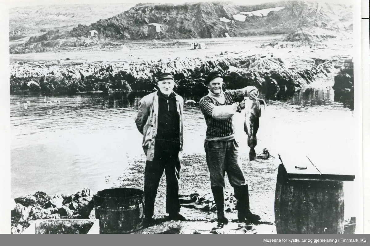 Hjalmar Johansen og Bjarne Kristoffersen med fisk på kaia på Omgang. 1965