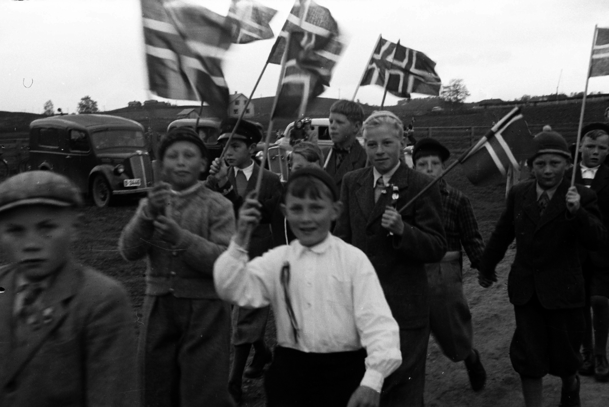 17.mai, barnetog, norske flagg, Annar Skjegstad i hvit skjorte, 17.mai sløyfe.