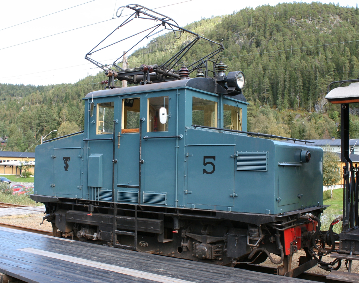 Elektrisk utrustning: Norsk Elektrisk Brown Boweri 
Mekanisk utrustning: Skabo Jernbanevognfabrikk 
Levert år: 1950 
Akselrekkefølge: Bo 
Transformator: 225 kVa 
Antall motorer: 2 
Motortype: ELM 1380 st. 
Ytelse: 240 hk 
Maksimumhastighet: 60 km/t 
Trekkraft: 200 tonn 
Lengde: 6920 mm 
Vekt: 22 tonn 
Ø drivhjul: 850 mm 
