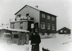 Kvinnen med barnevognen er ukjent. Bygningen tilhørte Peter Rasmussen ...