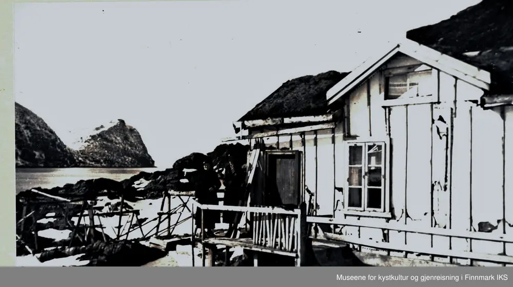 Bolig i Havøysund, 1930-tallet. Nipenfjellet sees i bakgrunnen.