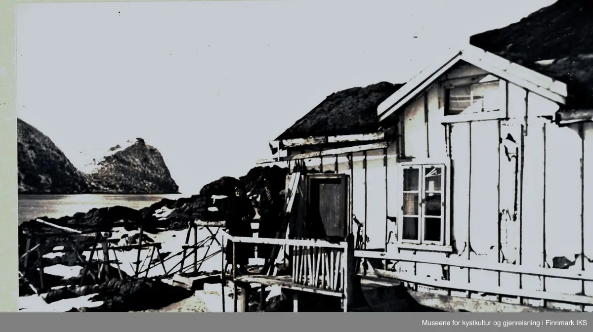 Bolig i Havøysund, 1930-tallet. Nipenfjellet sees i bakgrunnen.