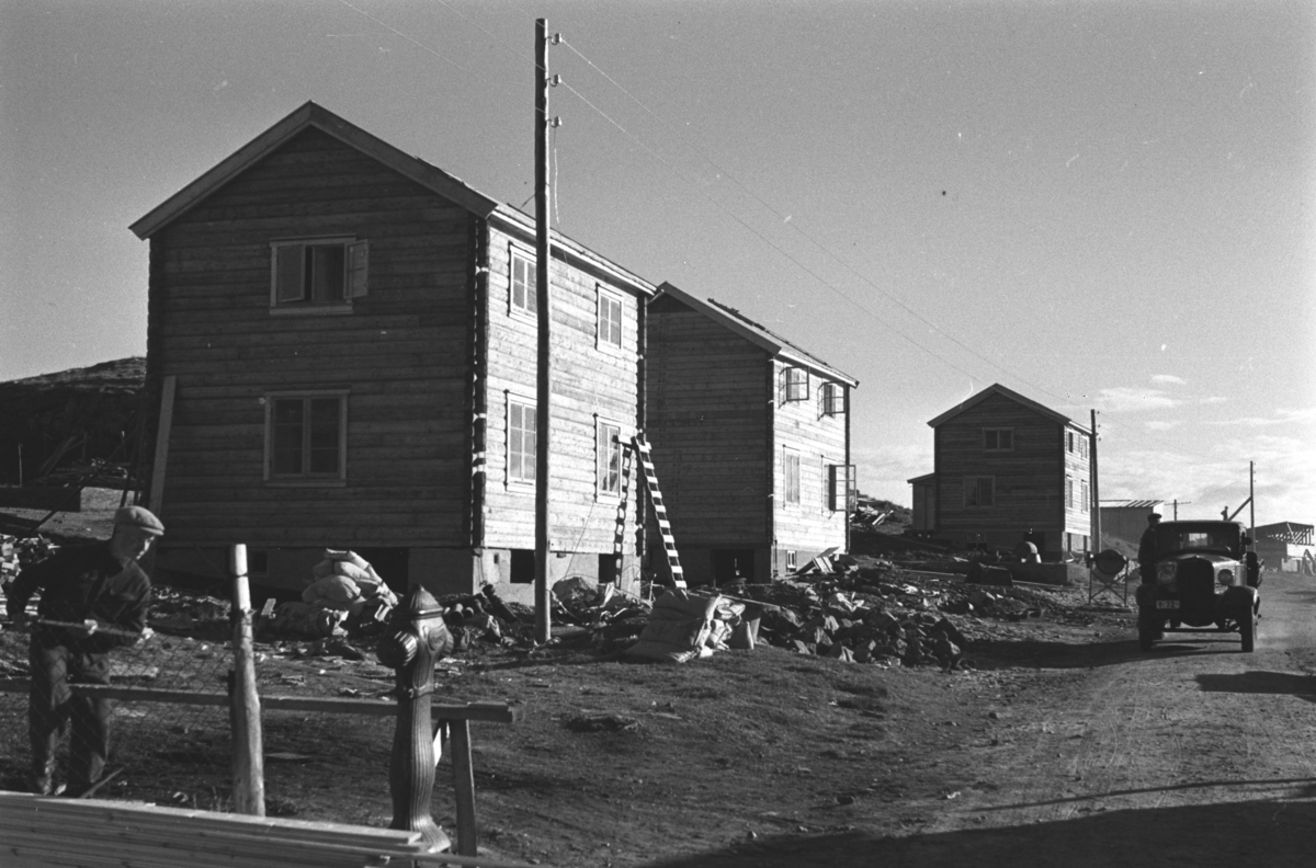 Gjenreisning. Ferdighus på rekke og rad i Nordvågen. 1946/47.