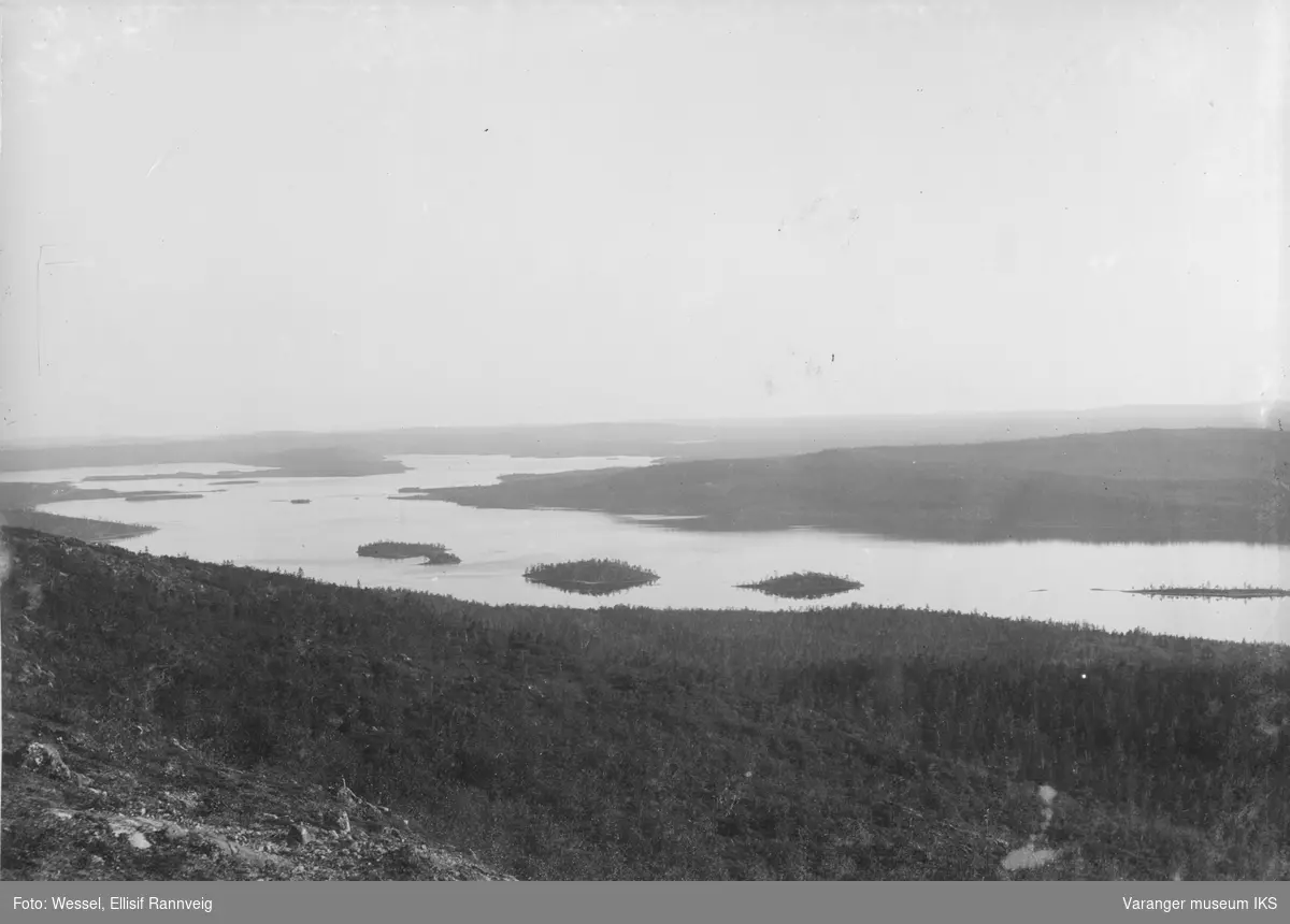 Utsikt fra fjellet Galgo-oivi/Galgosaivve utover Vaggetem i Pasvikdalen, 1897. Åtte mil ovenfor og sørfor Boris Gleb.