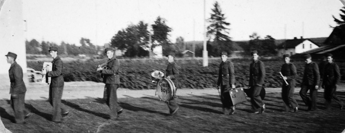 AT-tjeneste på Ådalsbruk i Løten, 26. august 1942 til 26. november 1942. Arbeidsdistrikt nr. 1. Arbiedsfylking IV. Sveit nr. 5. Forleggingssted Ådalsbruk. Arbeidstjenesten under 2. verdenskrig. "Spadens glade kavallerer"