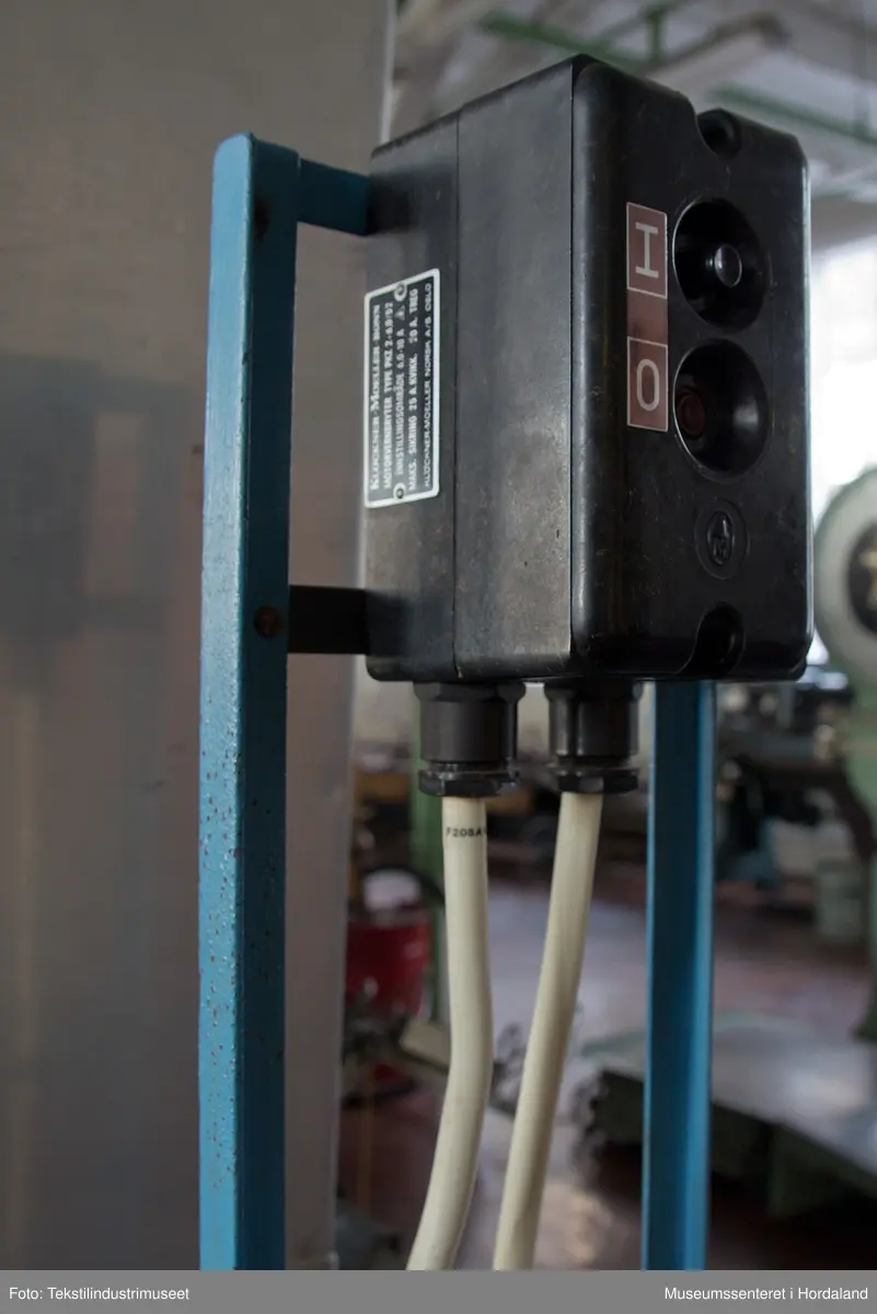 Spolemaskin med plass til 120 koner (60 på kvar side), elektrisk motor på eine sida, og støvsugar på den andre (støvsugarposen ligg øvst langs heile maskina, og det er små "sug" ved kvar kone som går ned under maskina.

Støvsugar: Sultzer Filex-Feinfilter, Winterthur/Suisse