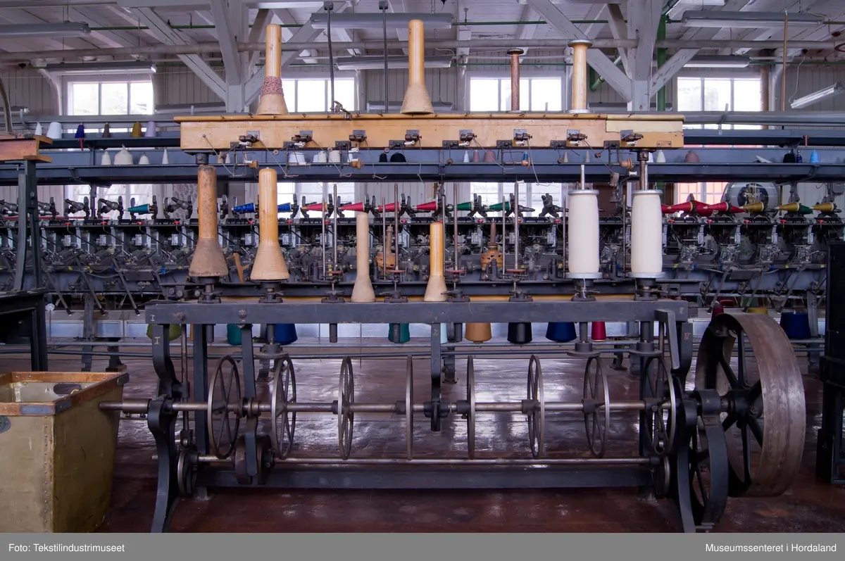 Spolemaskin brukt til å spole tråd frå hesper til hylser.