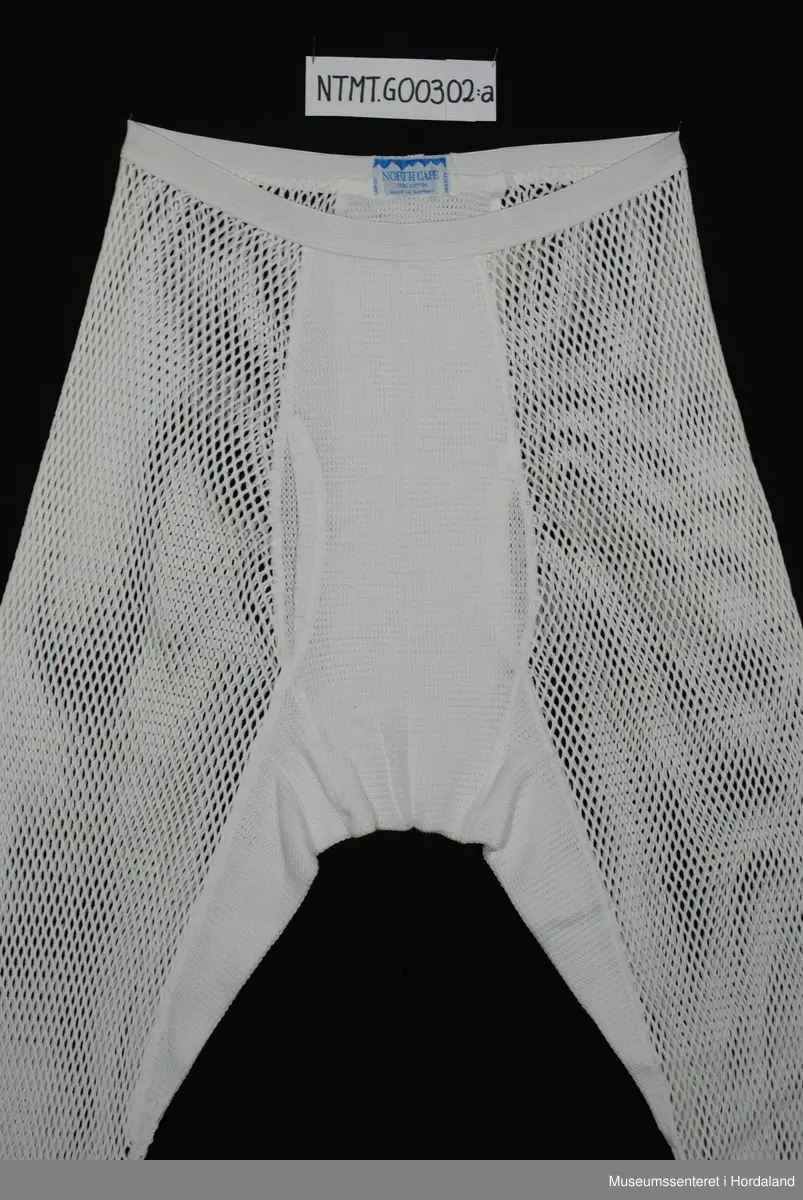 Lange ben med brotavslutning. Strikklinning i livet. Laget i helsetrøyestoff. Kile i tettere stoff midt foran, midt bak, og på inside lår.
