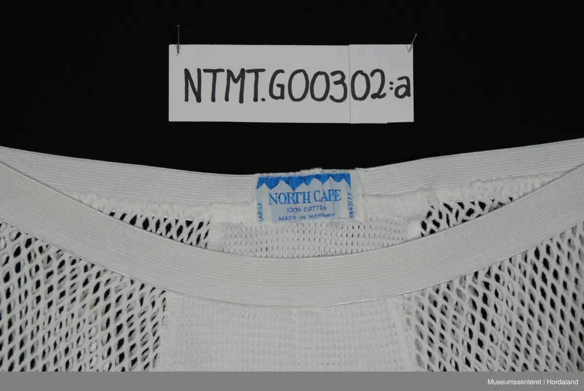 Lange ben med brotavslutning. Strikklinning i livet. Laget i helsetrøyestoff. Kile i tettere stoff midt foran, midt bak, og på inside lår.
