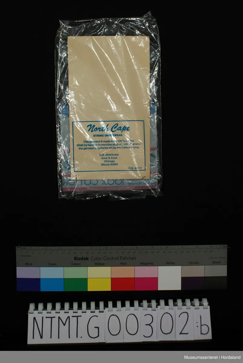 Lange ben med brotavslutning. Strikklinning i livet. Laget i helsetrøyestoff. Kile i tettere stoff midt foran, midt bak, og på inside lår.
