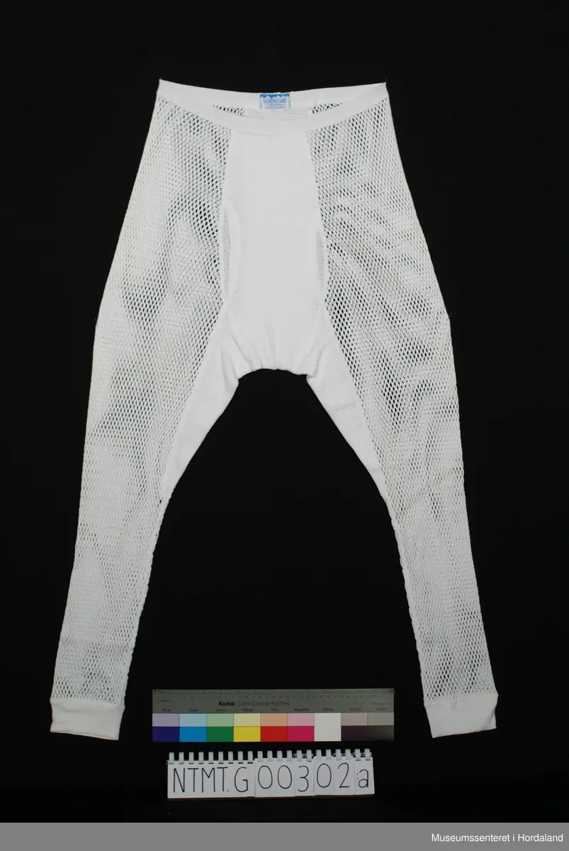 Lange ben med brotavslutning. Strikklinning i livet. Laget i helsetrøyestoff. Kile i tettere stoff midt foran, midt bak, og på inside lår.
