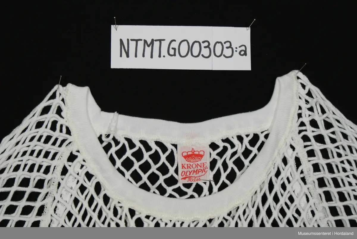 Korte ermer, rund hals, nettingstoff.