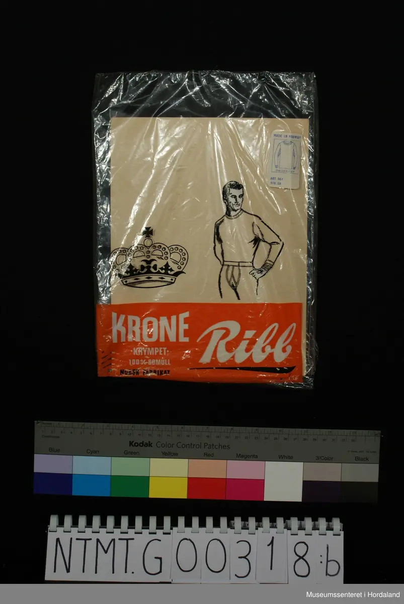 Lange ermer med brotavslutning, rund hals, skulderstykke, kile med helsetrøyestoff under ermer.