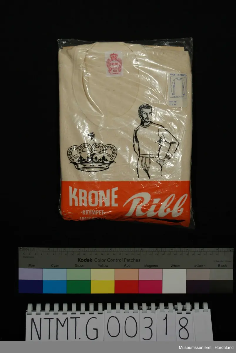 Lange ermer med brotavslutning, rund hals, skulderstykke, kile med helsetrøyestoff under ermer.