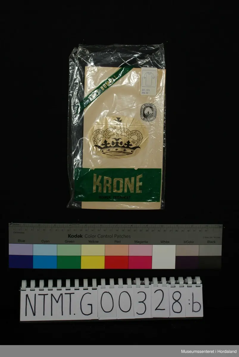 Korte ermer med brotavslutning, rund hals, skulderstykker.